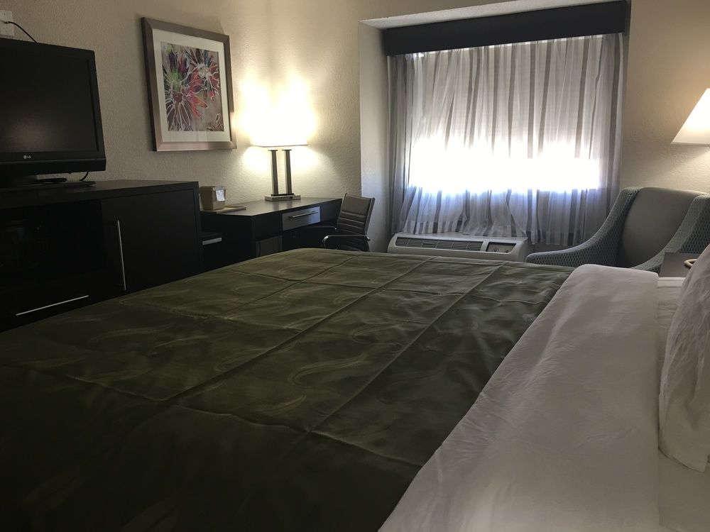 Quality & West I-10 Hotel