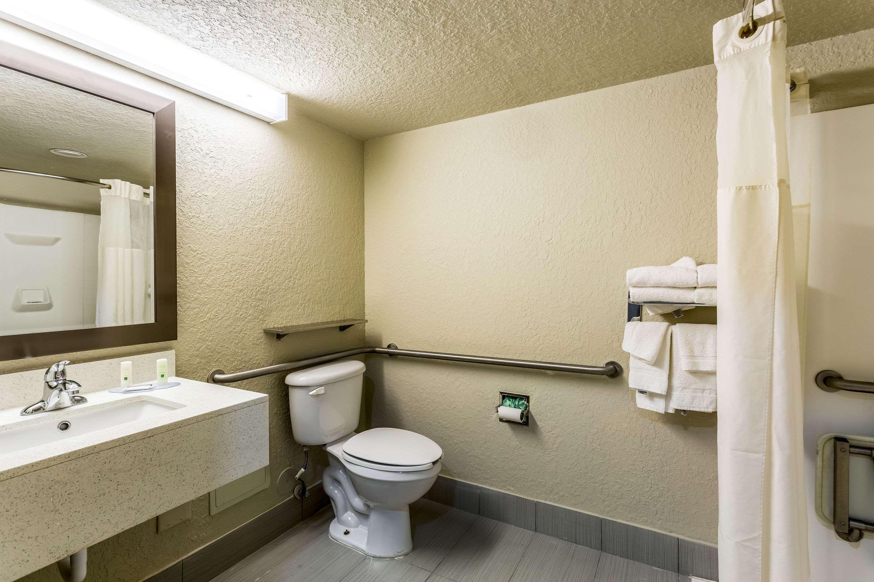 Quality & West I-10 Hotel