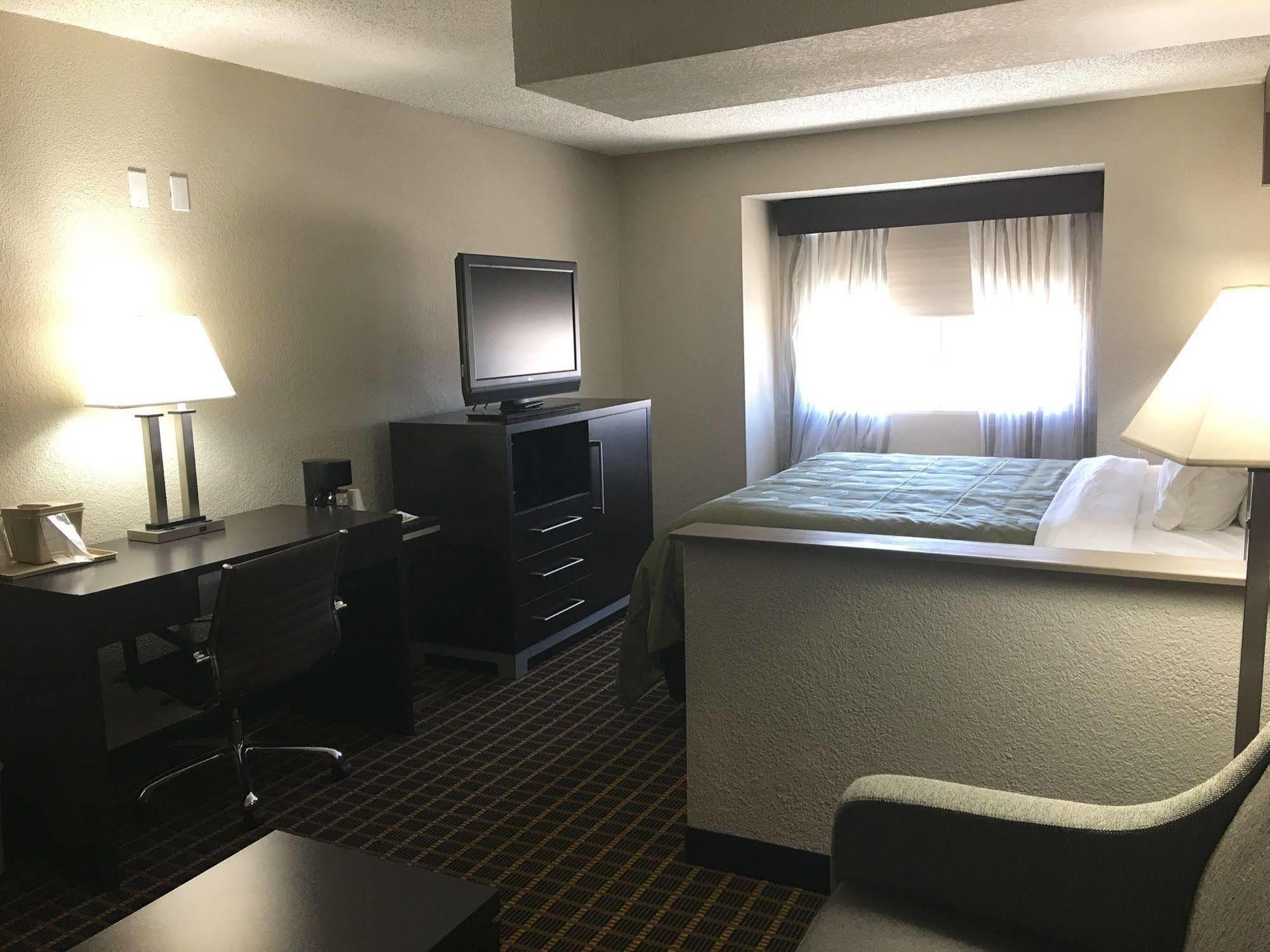 Quality & West I-10 Hotel