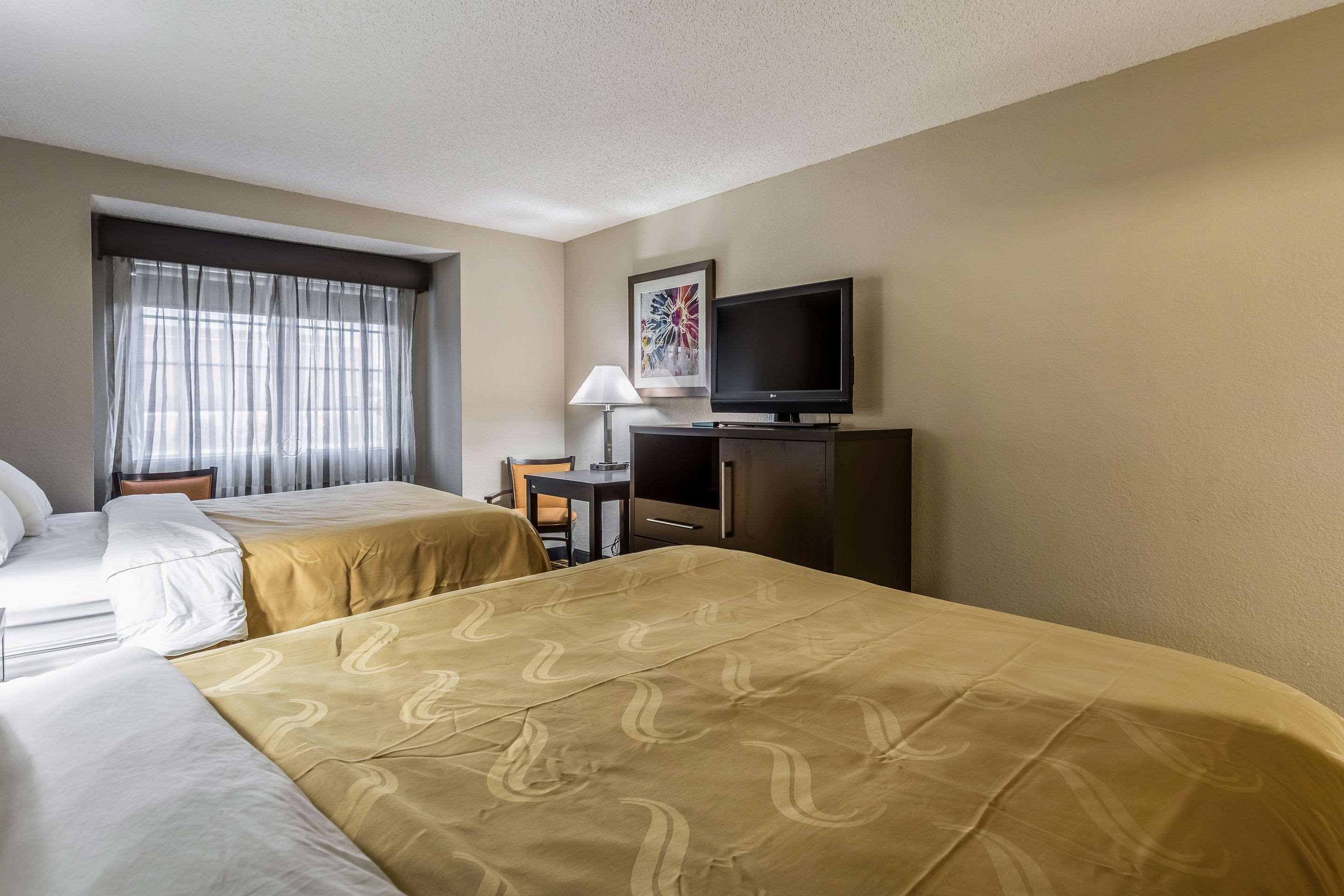 Quality Inn&suites I-10 2*