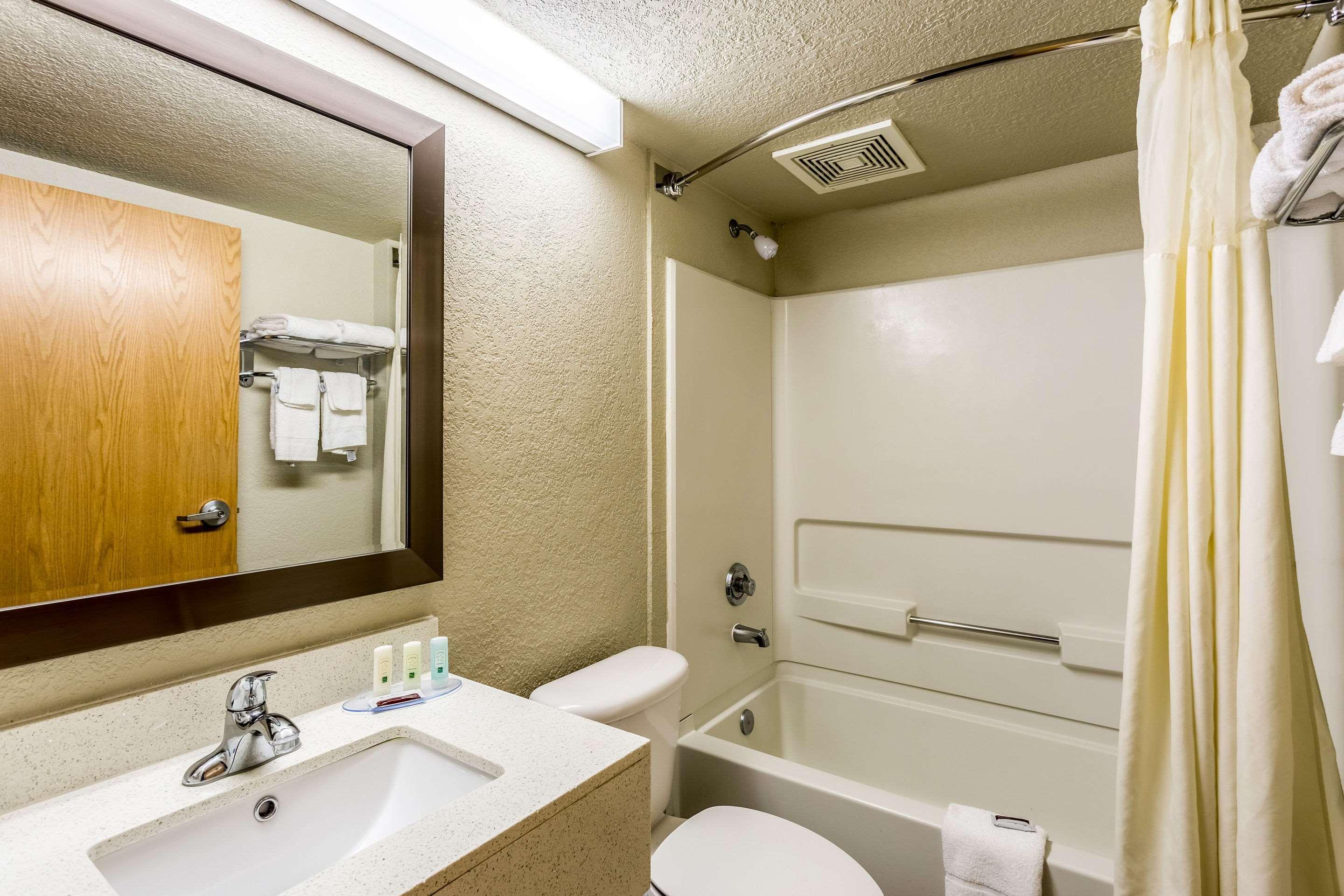 Quality Inn&suites I-10 2*