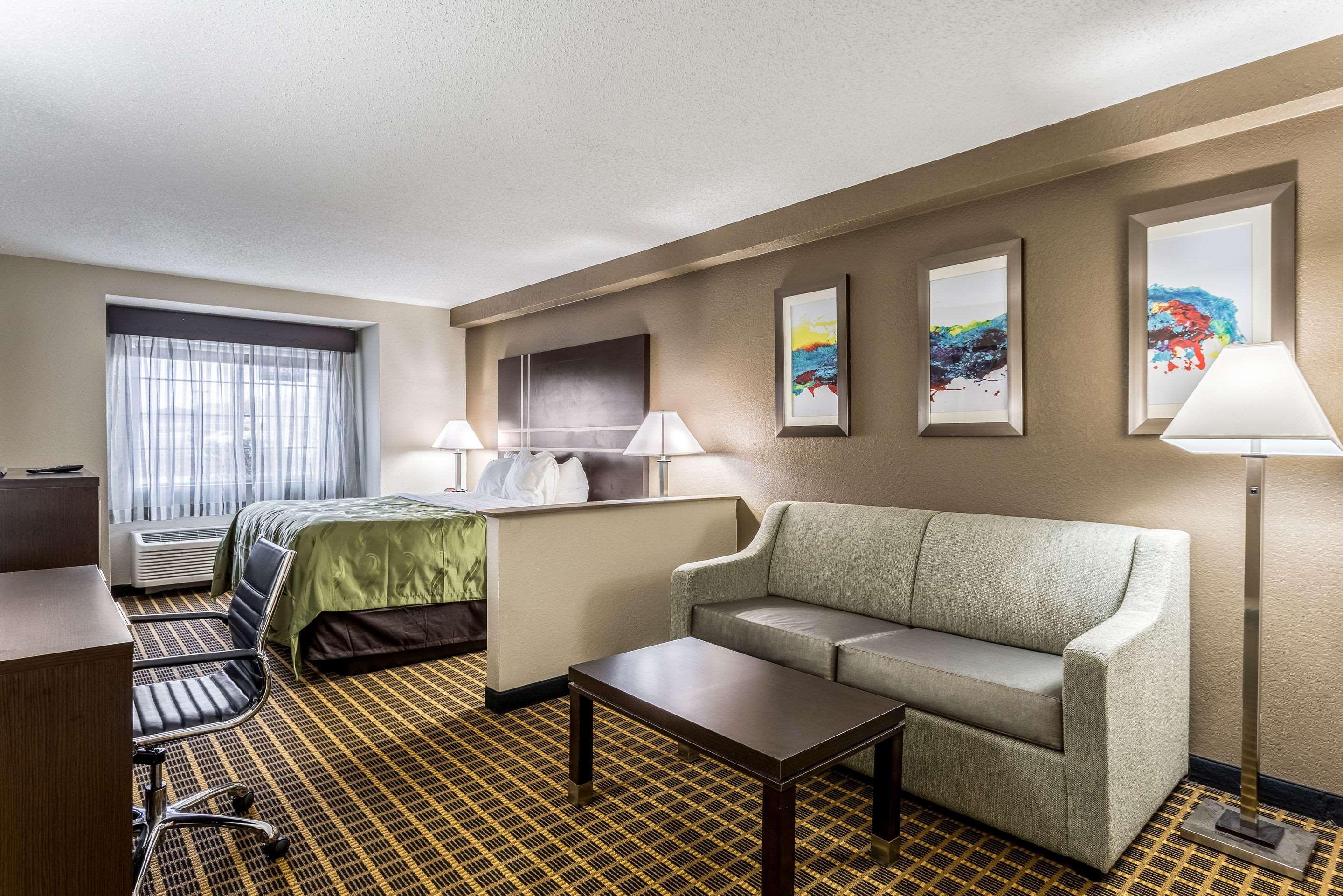 Quality Inn&suites I-10 2*