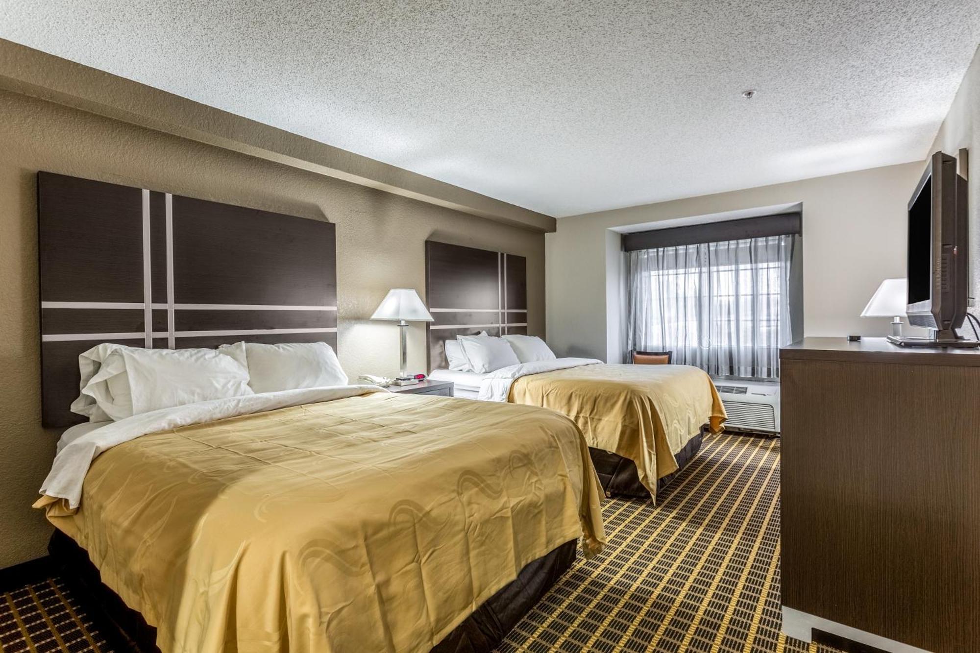 Quality Inn&suites I-10 2*