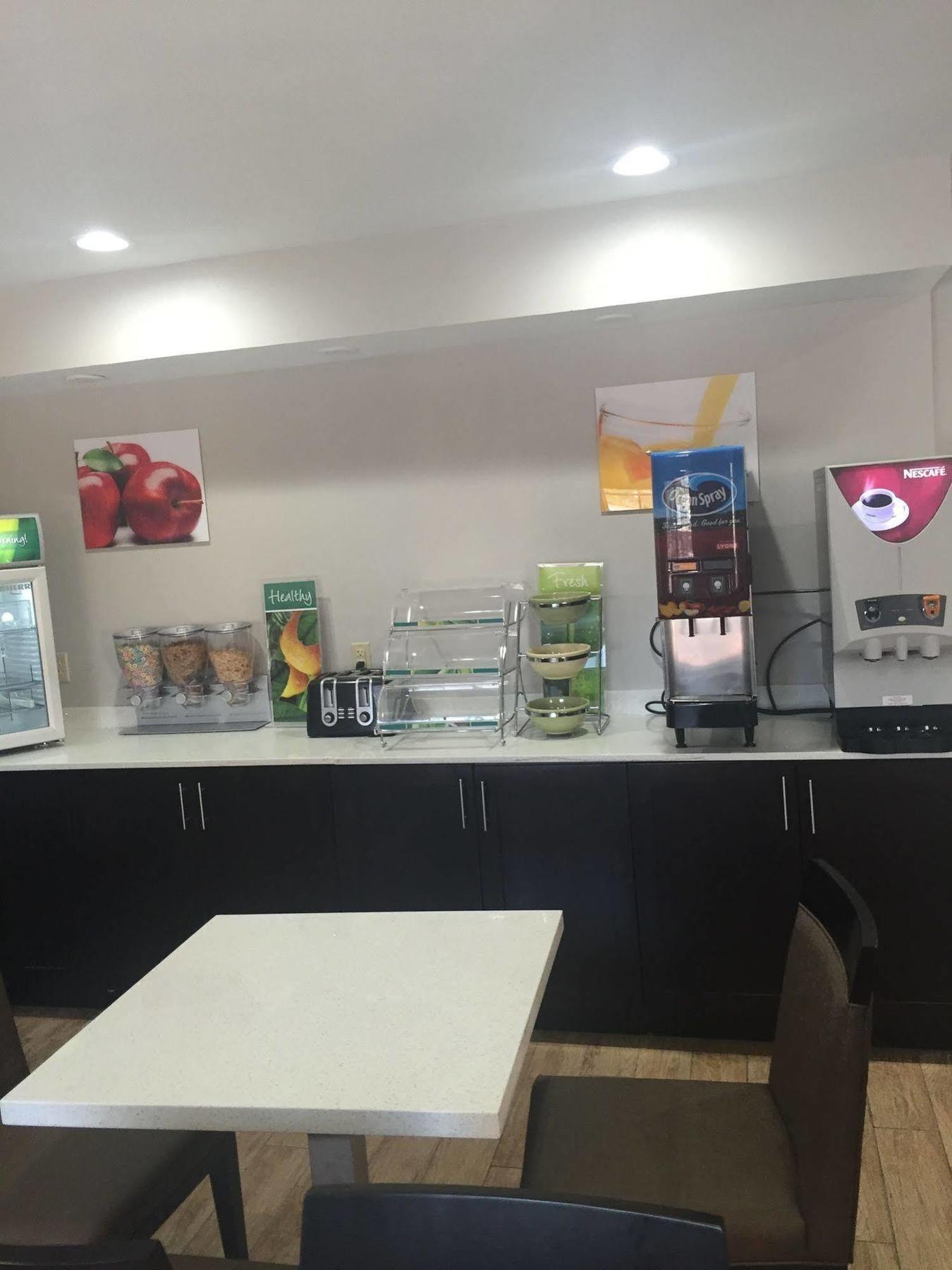 Quality Inn&suites I-10 2*